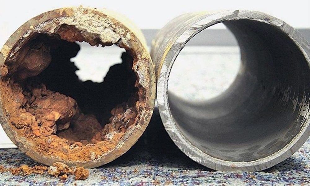 Descaling equipment used inside a scaled drainage pipe